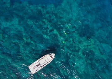 barco dron buceo